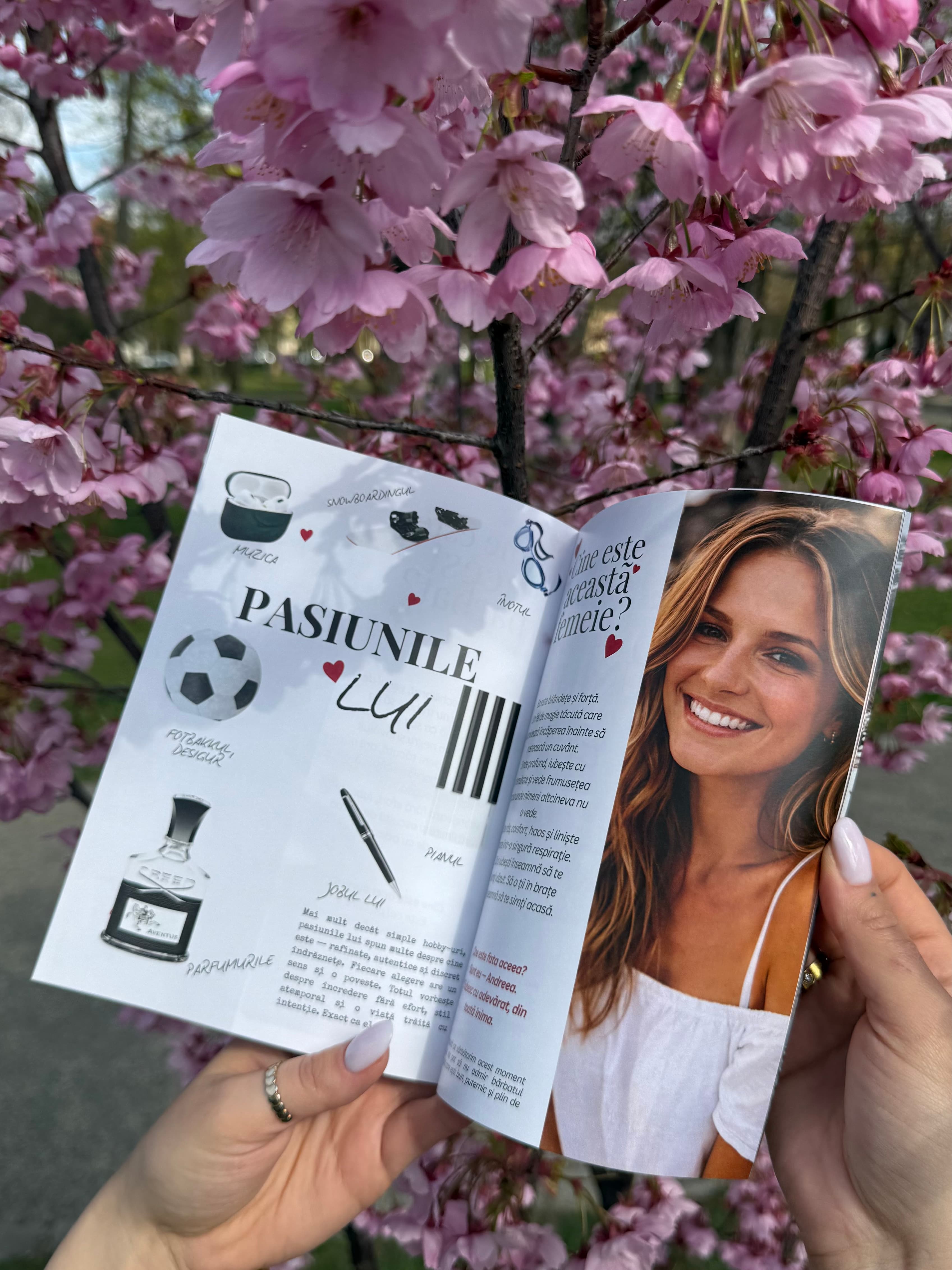 Paginile revistei aniversare deschise intr-un cadru luminos.