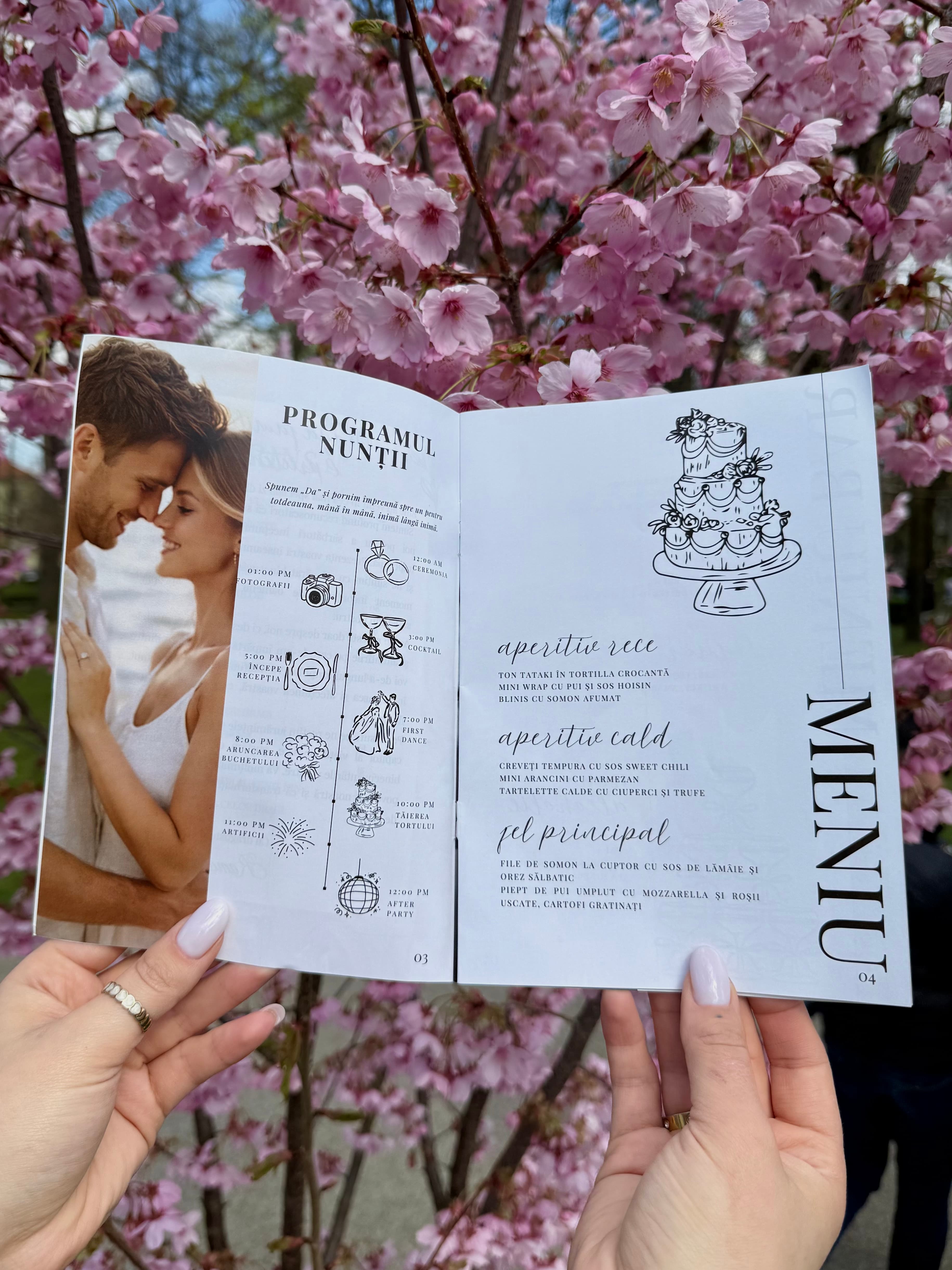 Invitată ținând revista nunții în mână.